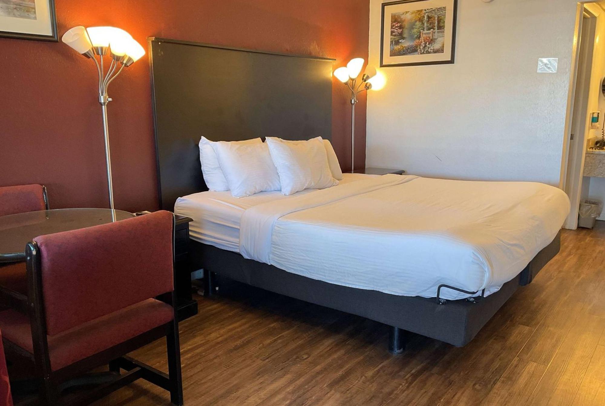 Motel Baymont By Wyndham Petoskey Exterior foto