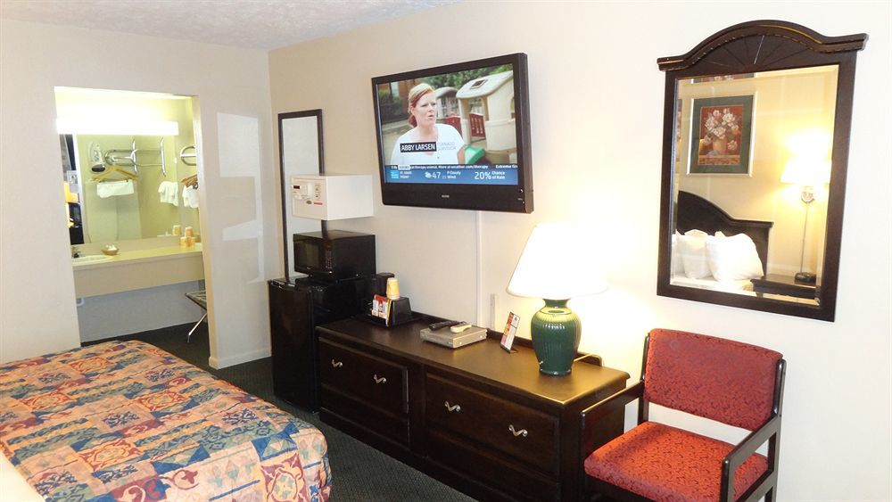 Motel Baymont By Wyndham Petoskey Exterior foto