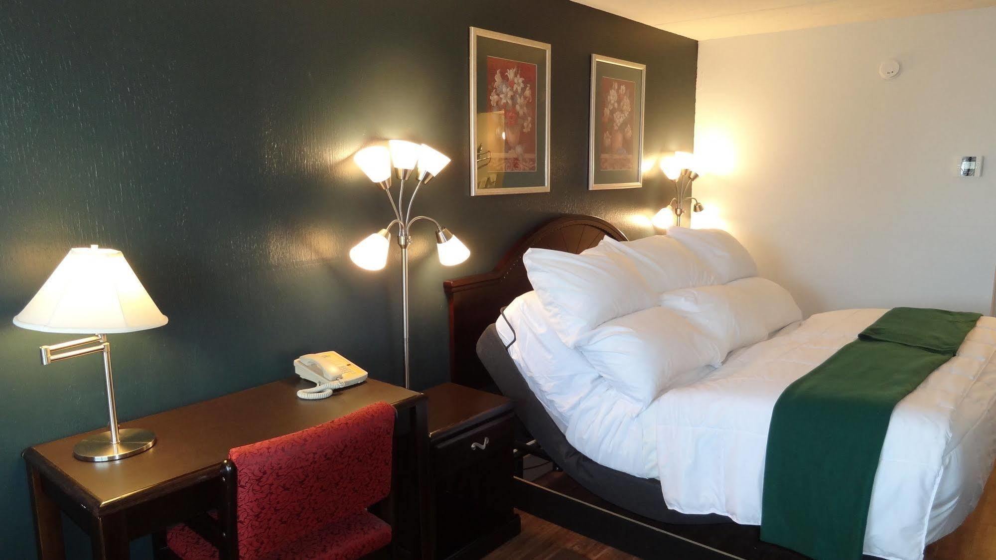 Motel Baymont By Wyndham Petoskey Exterior foto