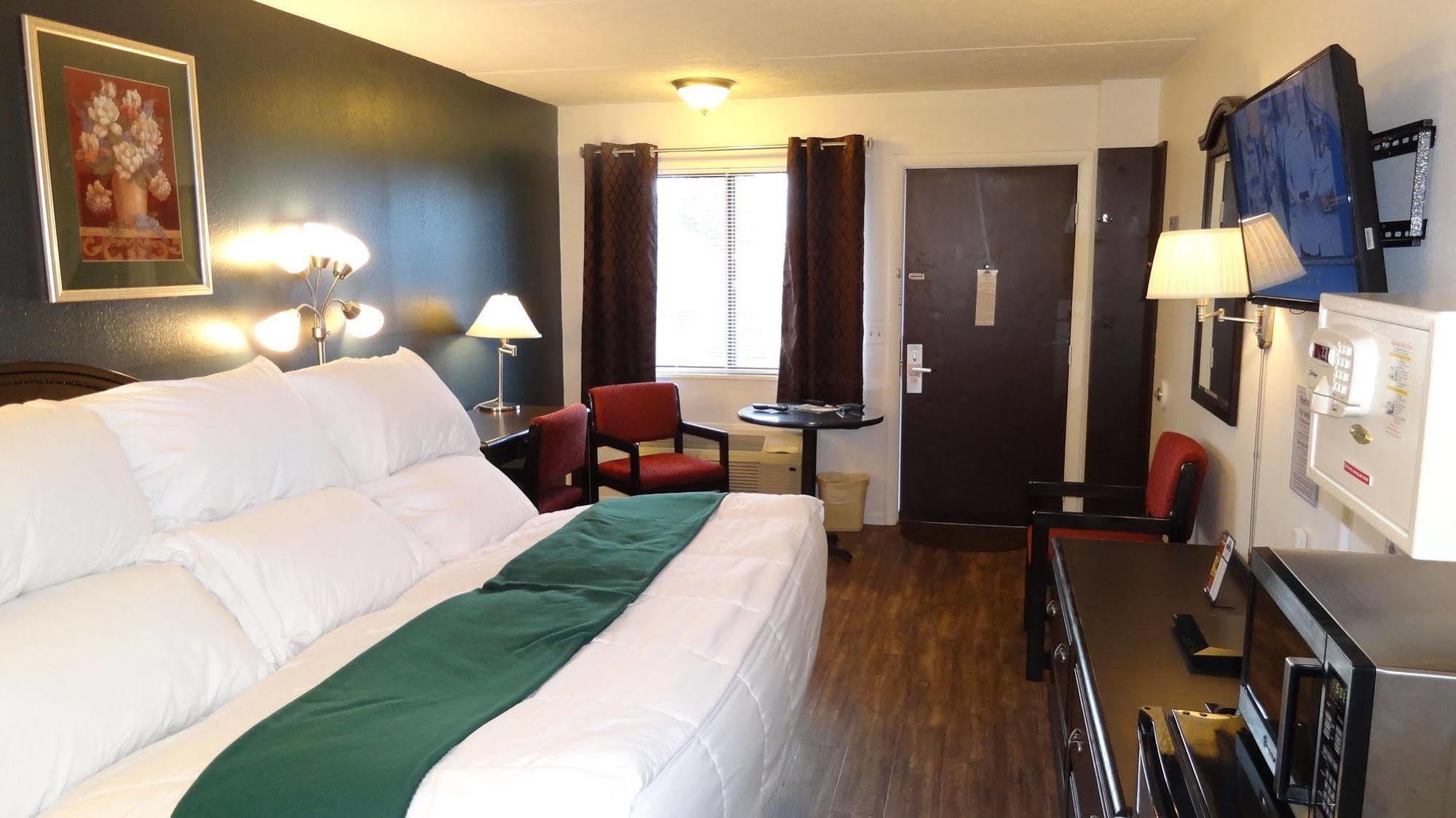 Motel Baymont By Wyndham Petoskey Exterior foto