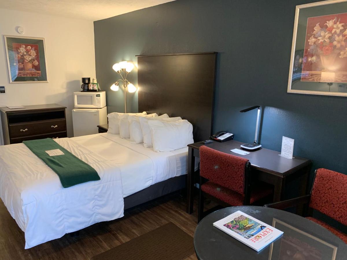 Motel Baymont By Wyndham Petoskey Exterior foto