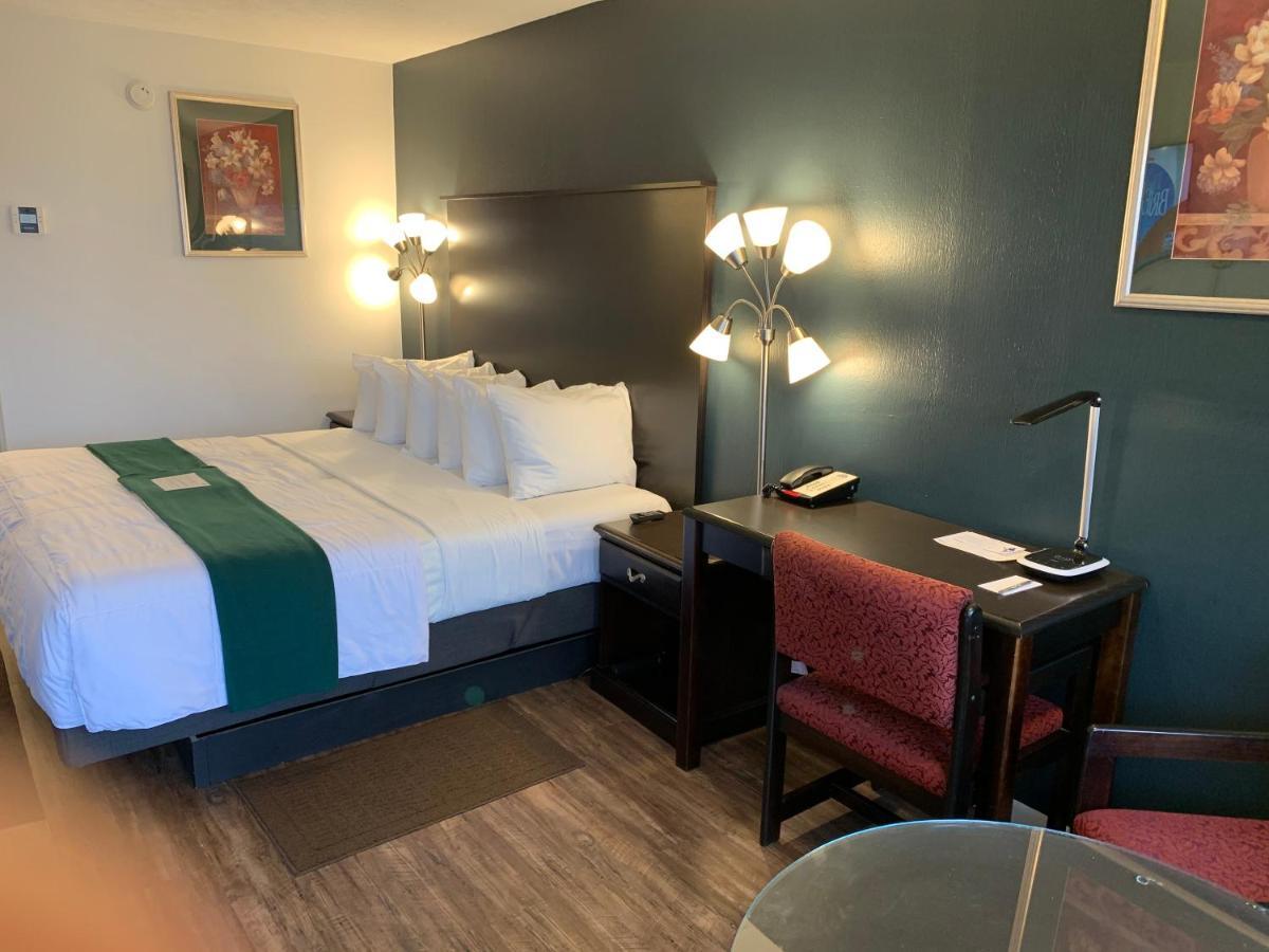 Motel Baymont By Wyndham Petoskey Exterior foto